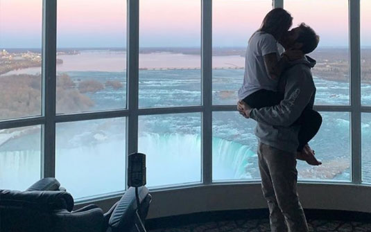 Valentine's Day in Niagara Falls Couples - Hotels in Niagara Falls