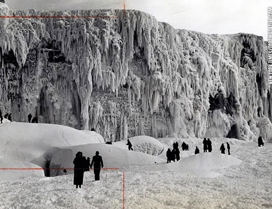 Frozen Falls - Hotels in Niagara Falls